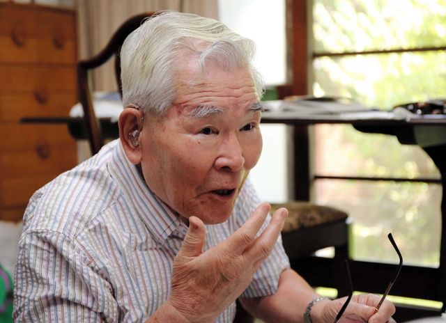 「墓島」と呼ばれたブーゲンビル島での戦闘を振り返る遠藤毅さん。右耳のそばに戦時中の傷が残る＝西宮市（撮影・三浦拓也）