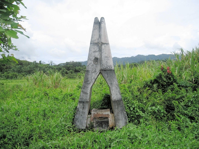 タロキナに建てられた日本軍戦没者の慰霊碑＝２００９年１０月、ブーゲンビル島（日本遺族会提供）