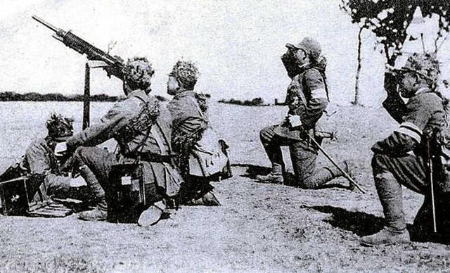 豊橋陸軍予備士官学校で実戦演習をする幹部候補生。遠藤さんは１９４２年の秋ごろ、入校した（豊橋市美術博物館提供）