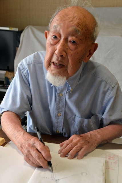 戦地の状況について図を描いて説明する細谷寛さん＝神戸市垂水区本多聞４（撮影・風斗雅博）