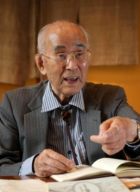ビルマ戦線を振り返る今里淑郎さん＝宝塚市宝梅２（撮影・峰大二郎）