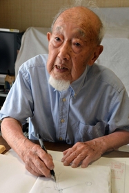 戦地の状況について図を描いて説明する細谷寛さん＝神戸市垂水区本多聞４（撮影・風斗雅博）