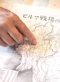 地図を指さしながら戦争体験を振り返る今里淑郎さん。「ビルマに入るまではのんきなもんやった」＝宝塚市宝梅２（撮影・峰大二郎）