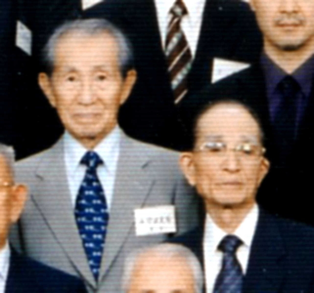 陸軍中野学校二俣分校の出身者らの会合で記念写真に納まる井登慧さん（右）と小野田寛郎さん＝２００７年５月（井登さん提供）