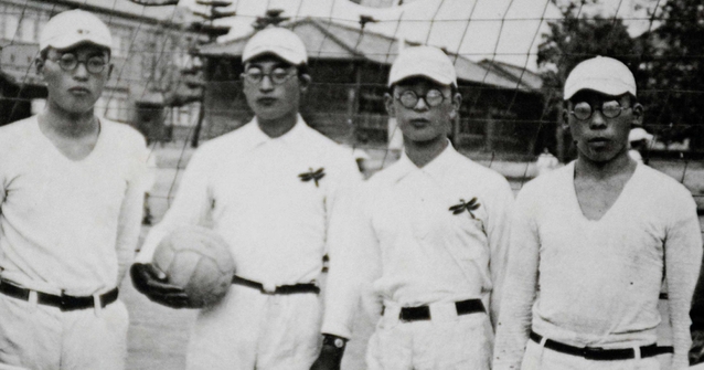 旧制小野中学校の「排球部員」。左から２人目が井登慧さん（本人提供）