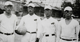 旧制小野中学校の「排球部員」。左から２人目が井登慧さん（本人提供）