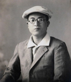 秘密裏に私服で行動することもあったという＝いずれも１９４５年（本人提供）