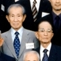 陸軍中野学校二俣分校の出身者らの会合で記念写真に納まる井登慧さん（右）と小野田寛郎さん＝２００７年５月（井登さん提供）