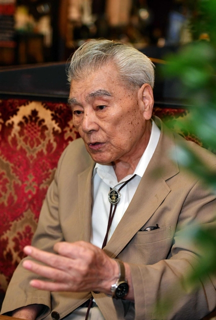 海軍に志願したころを回想する嶋田好孝さん＝神戸市兵庫区湊町４（撮影・風斗雅博）
