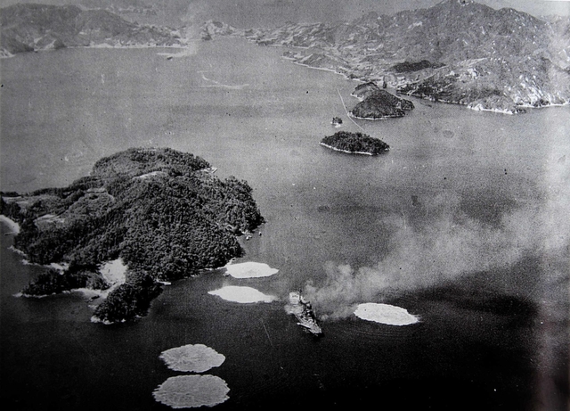 情島（左）近くで、米軍機の爆撃を受ける「日向」＝１９４５年７月２４日（米国立公文書館所蔵、「呉の歩みⅡ」から）