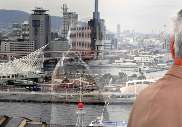 神戸港を眺め、掃海艇に乗っていたころを思い出す嶋田好孝さん＝神戸市中央区東川崎町１（撮影・風斗雅博）