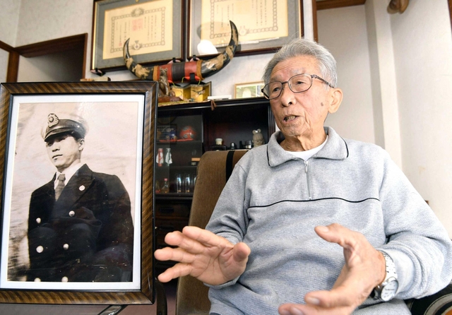 中谷坂太郎さんとの思い出を語る兄の藤市さん＝大阪市浪速区（撮影・風斗雅博）
