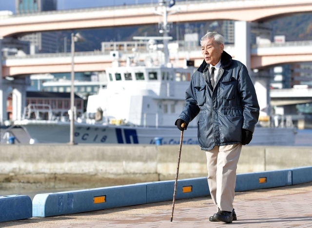 かつて掃海艇で乗り出した海を見ながら神戸港の岸壁を歩く嶋田好孝さん＝神戸市中央区新港町（撮影・風斗雅博）