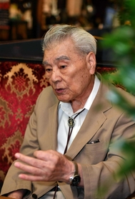 海軍に志願したころを回想する嶋田好孝さん＝神戸市兵庫区湊町４（撮影・風斗雅博）