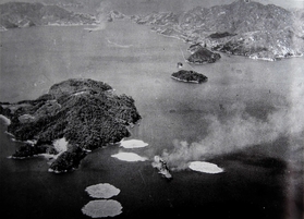 情島（左）近くで、米軍機の爆撃を受ける「日向」＝１９４５年７月２４日（米国立公文書館所蔵、「呉の歩みⅡ」から）