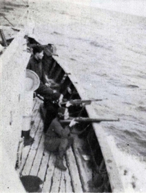 掃海具で浮上させた機雷を銃撃処分する日本の掃海隊員＝１９５０年秋、韓国・仁川港外（「よみがえる日本海軍　上」から）