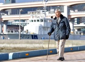 かつて掃海艇で乗り出した海を見ながら神戸港の岸壁を歩く嶋田好孝さん＝神戸市中央区新港町（撮影・風斗雅博）