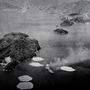 情島（左）近くで、米軍機の爆撃を受ける「日向」＝１９４５年７月２４日（米国立公文書館所蔵、「呉の歩みⅡ」から）