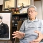 中谷坂太郎さんとの思い出を語る兄の藤市さん＝大阪市浪速区（撮影・風斗雅博）