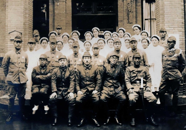 広東第一陸軍病院の外科病棟前で。最前列で腕を組む男性の後ろが藤田きみゑさん（本人提供）