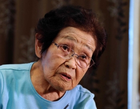 従軍看護婦の経験を語る藤田きみゑさん＝兵庫県稲美町国安（撮影・斎藤雅志）
