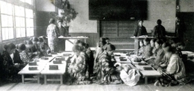 岩岡尋常高等小学校の「修身」の授業風景＝１９３２年ごろ（神戸市西区の常光寺提供）