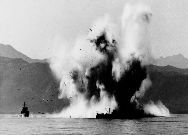 韓国・元山沖で触雷して爆発する韓国の掃海艇＝１９５０年１０月１８日（米海軍の公式ホームページから）