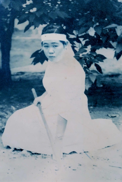 なぎなたを構える藤田きみゑさん＝１９４１年ごろ（本人提供）