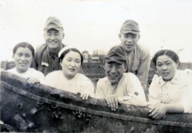 広東第一陸軍病院で衛生兵らと写真に納まる藤田きみゑさん（右端）＝１９４１年ごろ（本人提供）