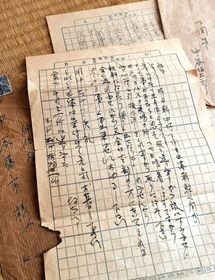 中谷坂太郎さんが下関を出港する直前、父や兄へ送った手紙。「もしもの事があったらと思って服を送ります」などと書かれている＝大阪市浪速区（撮影・風斗雅博）