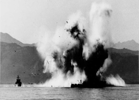 韓国・元山沖で触雷して爆発する韓国の掃海艇＝１９５０年１０月１８日（米海軍の公式ホームページから）