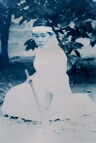 なぎなたを構える藤田きみゑさん＝１９４１年ごろ（本人提供）