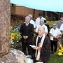 毎年、自決の日には遺族らが慰霊碑の前で犠牲者の冥福を祈る。手前中央に山下さん、左後方に石坪さん＝２０１４年８月１７日、豊岡市但東町久畑、一宮神社