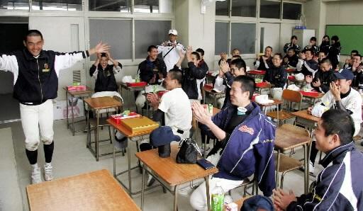 試合の合間にも教室で自己紹介するなどして交流を深めた＝神戸市長田区寺池町１