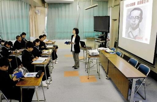 道徳の授業で、島田叡・元沖縄県知事について学ぶ生徒たち＝２０１８年５月、加古川市の別府中学校