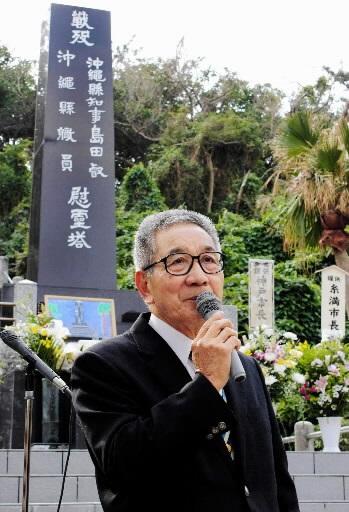 島守の塔の前で講話する製作委員長の嘉数昇明さん＝糸満市摩文仁（２０１５年）