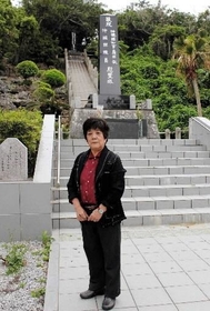 現在の「島守の塔」と屋冨祖なほ子さん
