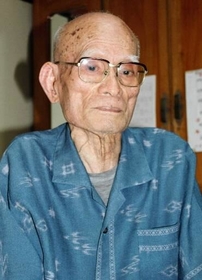 「島田さんは誰に接する時も丁寧な方でした」と振り返る板良敷朝基さん＝那覇市