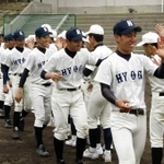 試合後、ハイタッチして健闘をたたえ合う両校の部員たち＝神戸市長田区寺池町１