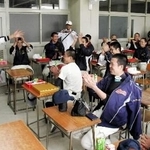 試合の合間にも教室で自己紹介するなどして交流を深めた＝神戸市長田区寺池町１