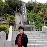 現在の「島守の塔」と屋冨祖なほ子さん