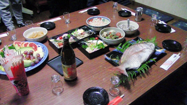 本厄を迎えた男たちが２度目の「新年」を祝うおせち料理＝洲本市由良