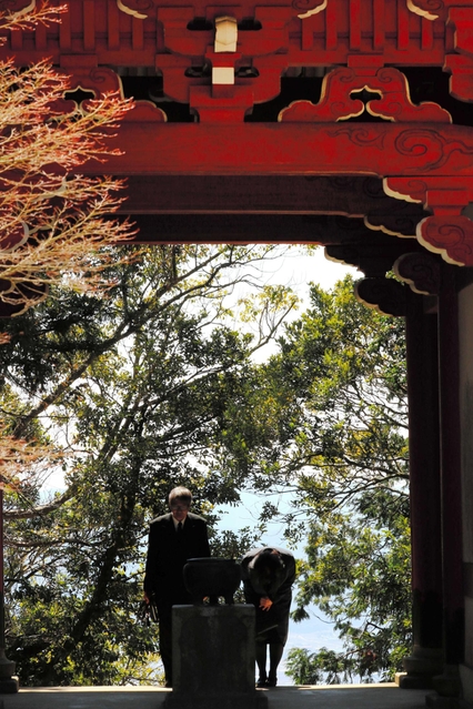 法要を終え、一礼して寺を辞す参拝者＝洲本市上内膳、千光寺