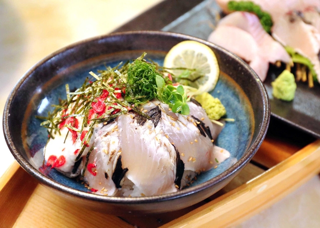 あぶった切り身を豪快に盛り付けた「生サワラ丼」＝洲本市五色町都志、「お多福」（撮影・大山伸一郎）