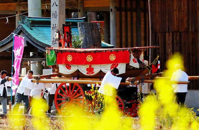 江戸期に作られたという船神輿。豊漁豊作を祈り、都志八幡神社から海岸まで練り歩いた＝洲本市五色町都志大宮