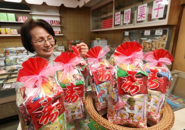 駄菓子を詰め合わせた「嫁菓子」。今も披露宴などで配られる＝洲本市本町８、「まるみ堂」