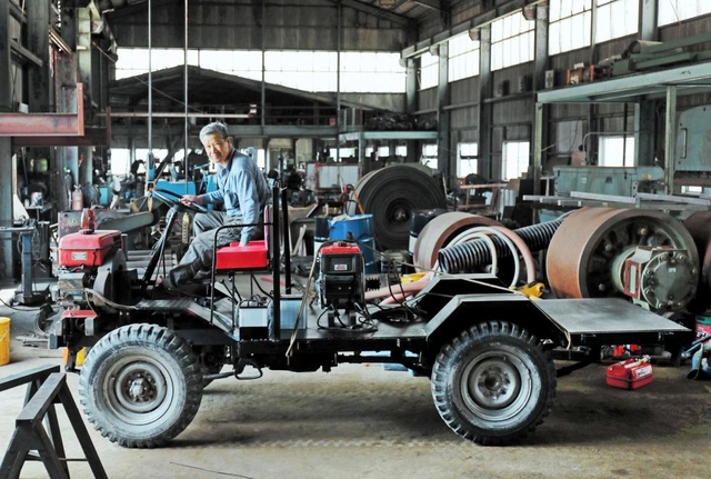 農民車を生んだ前田鉄工所。製造を終えた今も、４０年ほど前に作った農発エンジン車が修理に持ち込まれる＝南あわじ市榎列松田　