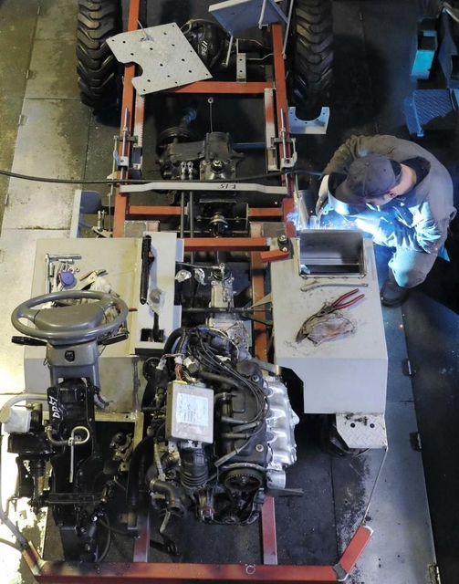 自動車整備のプロが作る農民車。こだわりの青色を見たら、それは上原鈑金塗装工場製だ＝南あわじ市神代国衙