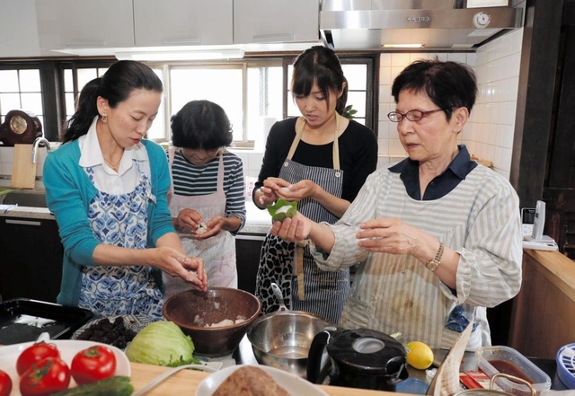 豊かな風土が育んできた郷土料理の作り方を教える沢井淑子さん（右）＝洲本市宇山２、春陽荘（撮影・大森　武）