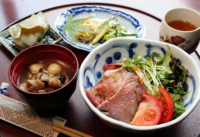 淡路島の食材を使った料理教室のメニュー。野菜を添えたローストビーフは、もちろん淡路島産の牛肉だ＝洲本市宇山２、春陽荘（撮影・大森　武）